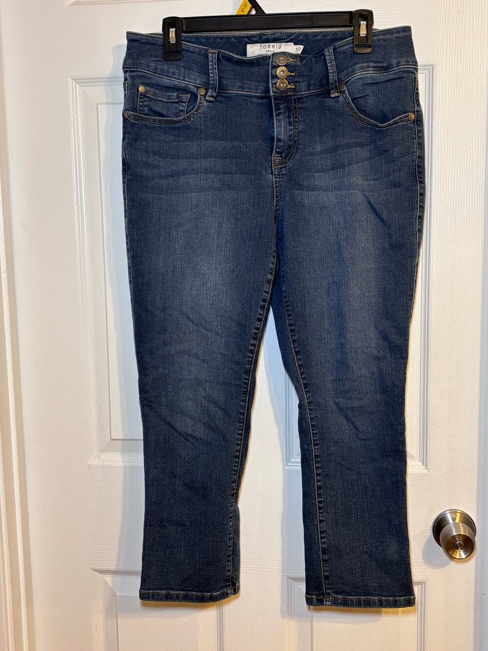 Torrid Denim First at Fit Jegging Crop Jeans Size 14 Medium Wash Triple Button